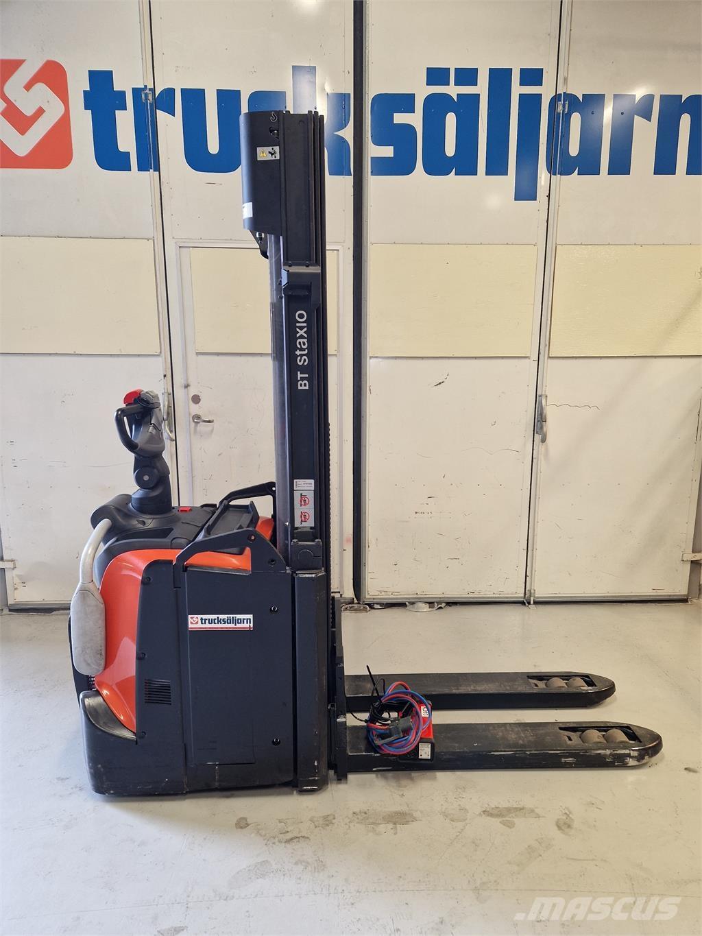 Toyota SPE120L 自走式スタッカー