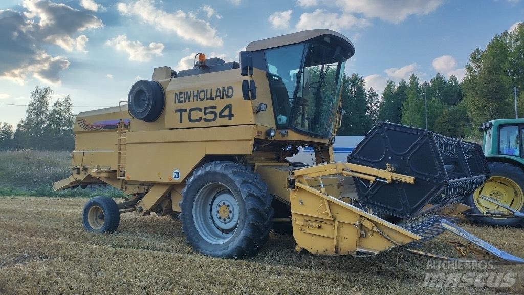 New Holland TC 54 コンバイン