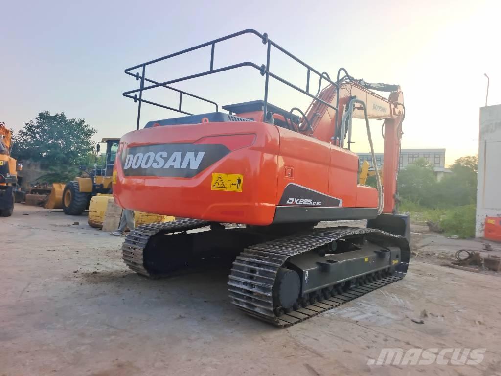 Doosan DX 225 LC 大型油圧ショベル12t以上（パワーショベル・ユンボ）