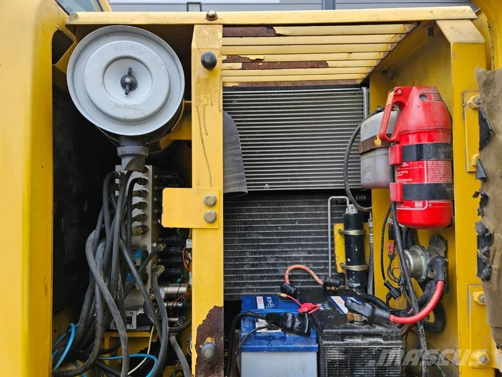 Komatsu PW 130ES-6K ホイール式油圧ショベル（パワーショベル・ユンボ・バックホー）