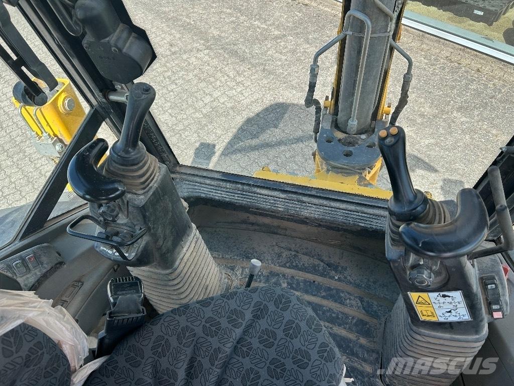 New Holland B 100 C バックホーローダー