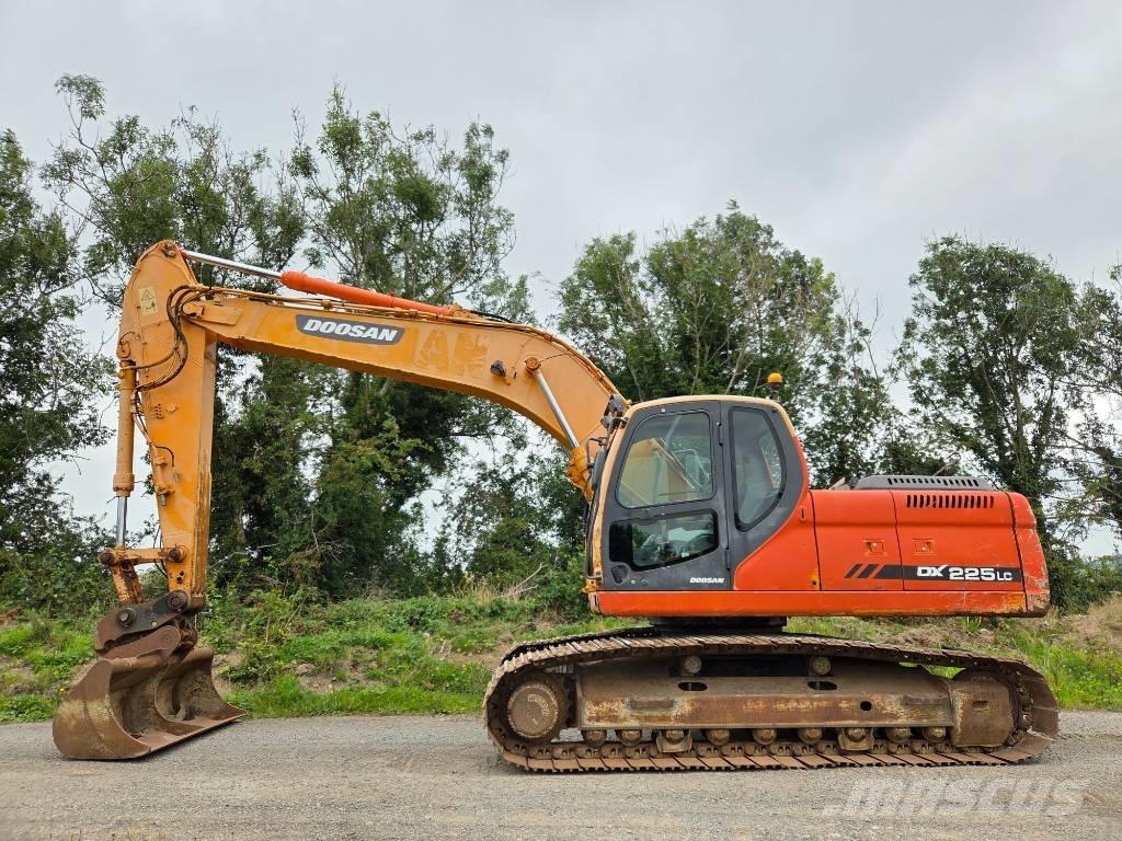 Doosan DX 225 LC 大型油圧ショベル12t以上（パワーショベル・ユンボ）