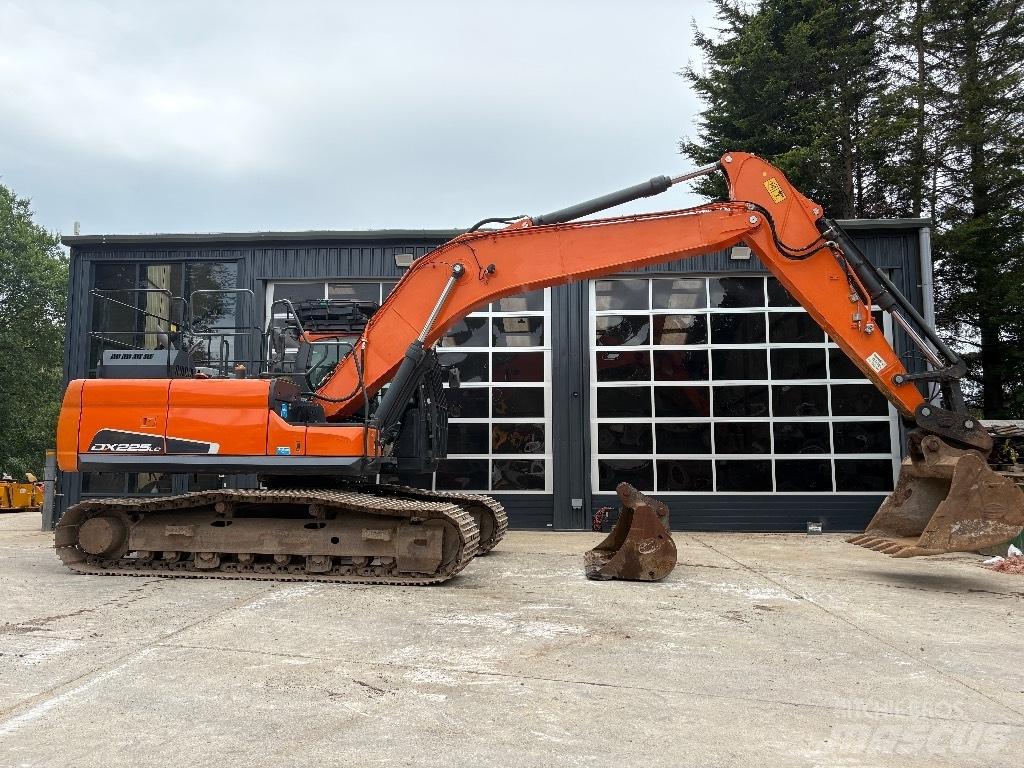 Doosan DX 225 LC-5 大型油圧ショベル12t以上（パワーショベル・ユンボ）