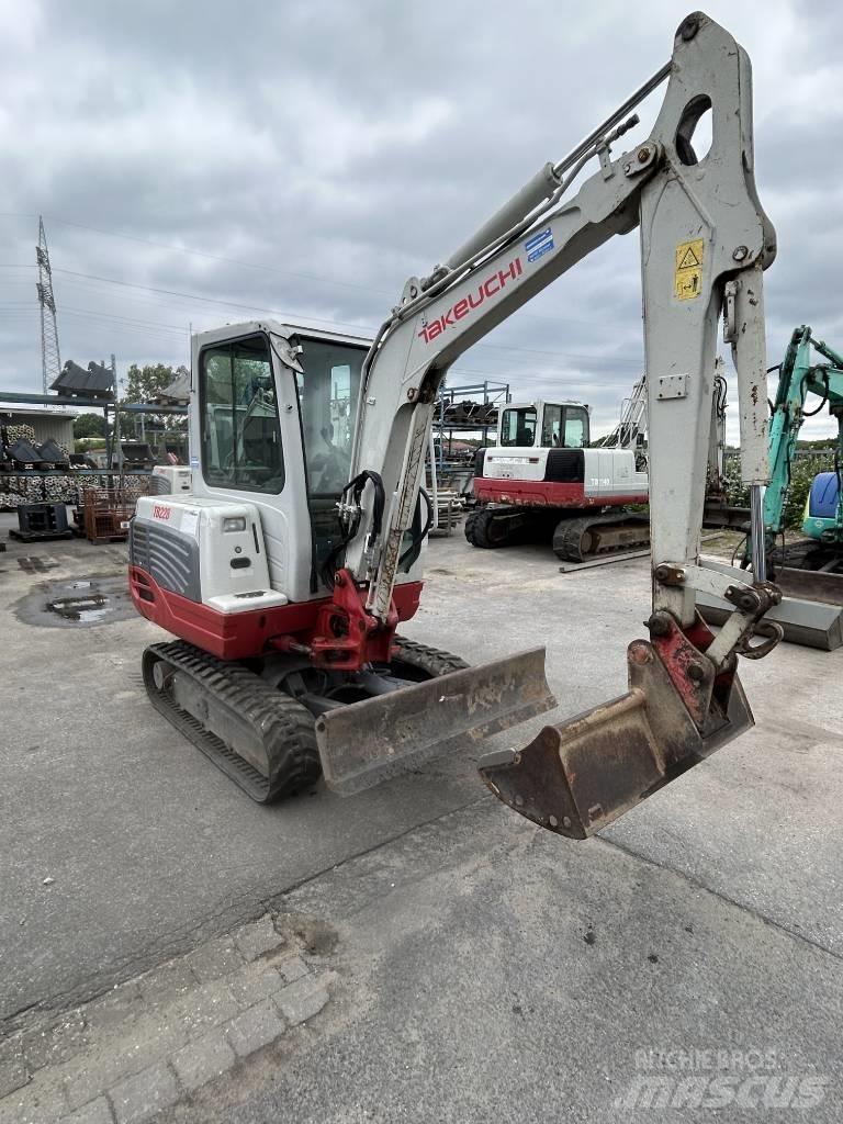 Takeuchi TB 228 ミニ油圧ショベル 7t以下（ミニユンボ・ミニディガー）