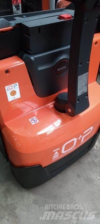 Toyota LWE 200 ローリフト
