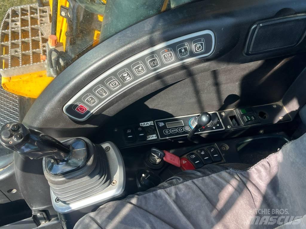 JCB JS 145 W ホイール式油圧ショベル（パワーショベル・ユンボ・バックホー）