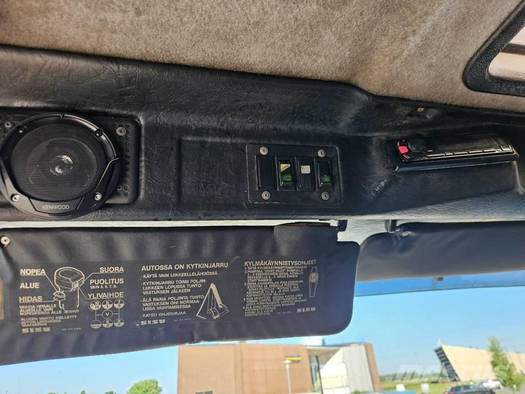Sisu SM300 8X2 林業機械輸送トラック