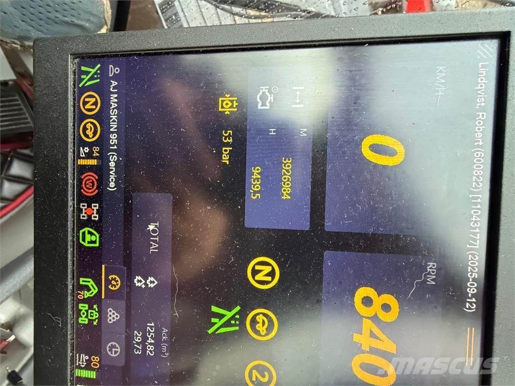 Komatsu 951 ハーベスター