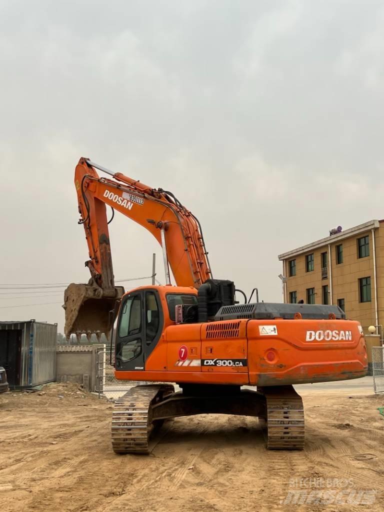 Doosan DX300LCA 大型油圧ショベル12t以上（パワーショベル・ユンボ）