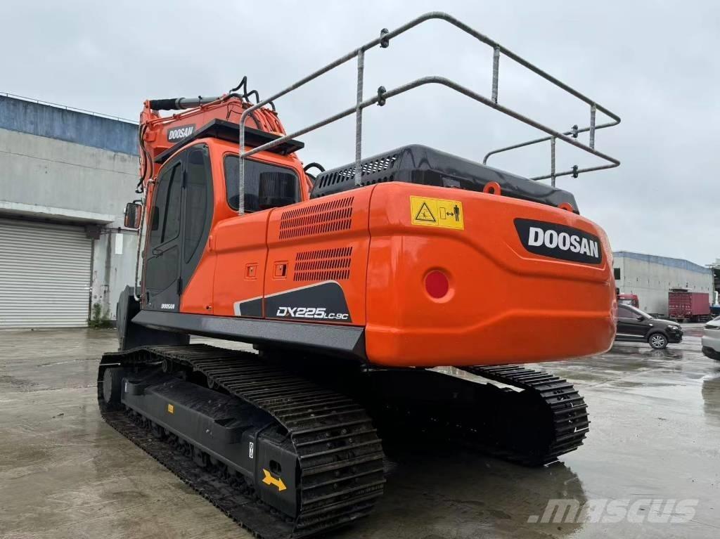 Doosan DX 225 LC 大型油圧ショベル12t以上（パワーショベル・ユンボ）