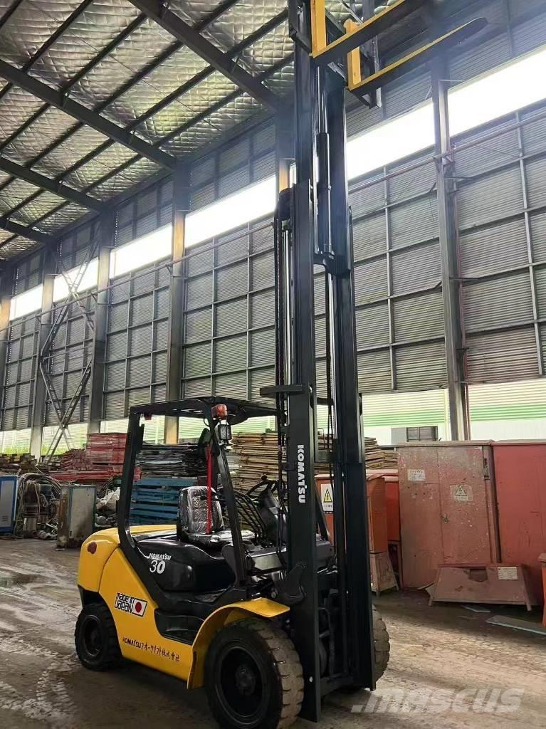 Komatsu FD 30 T-17 ディーゼル・軽油