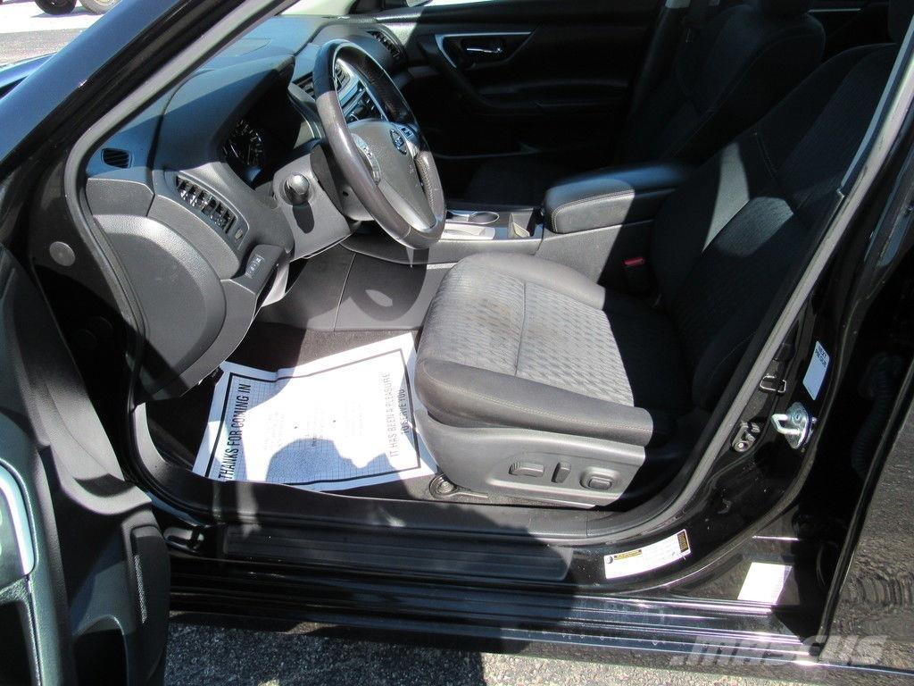Nissan Altima 自動車