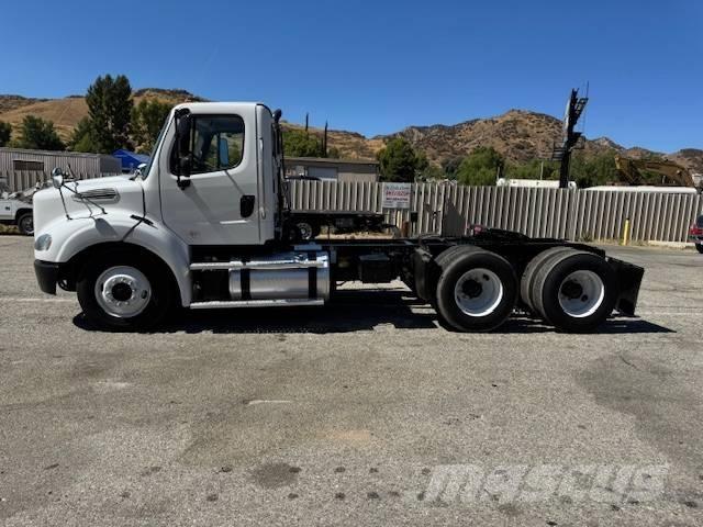 Freightliner M 112 キャブ付きシャーシ