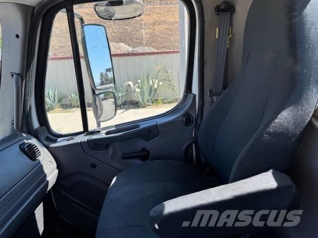 Freightliner M 112 キャブ付きシャーシ