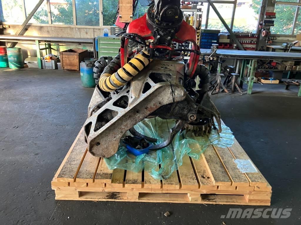 Komatsu 365.1 枝払い機