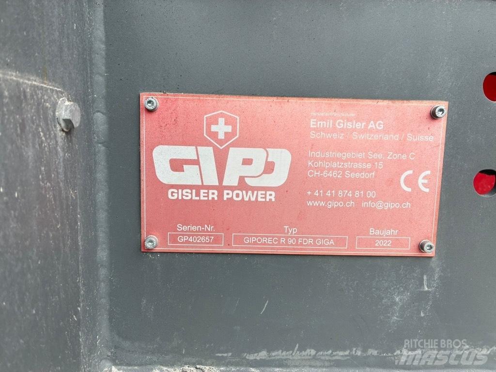 GIPO P090 GIGA 自走式クラッシャー