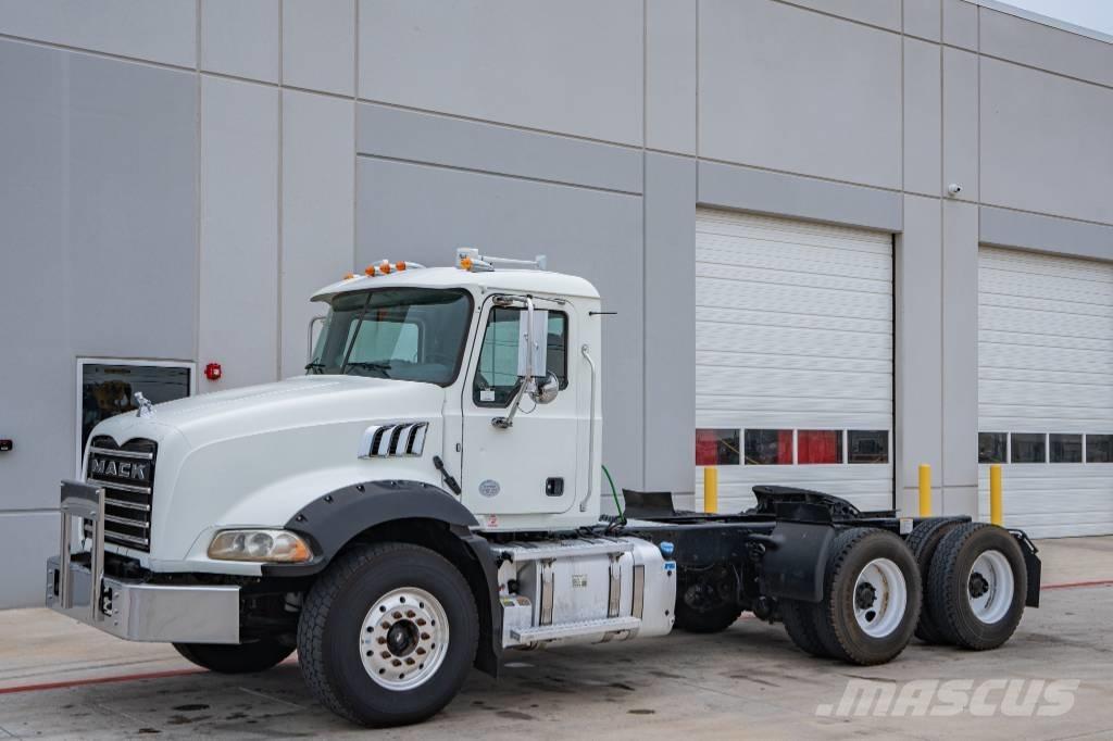 Mack Granite GU 813 中古トラクターヘッド | トレーラーヘッド