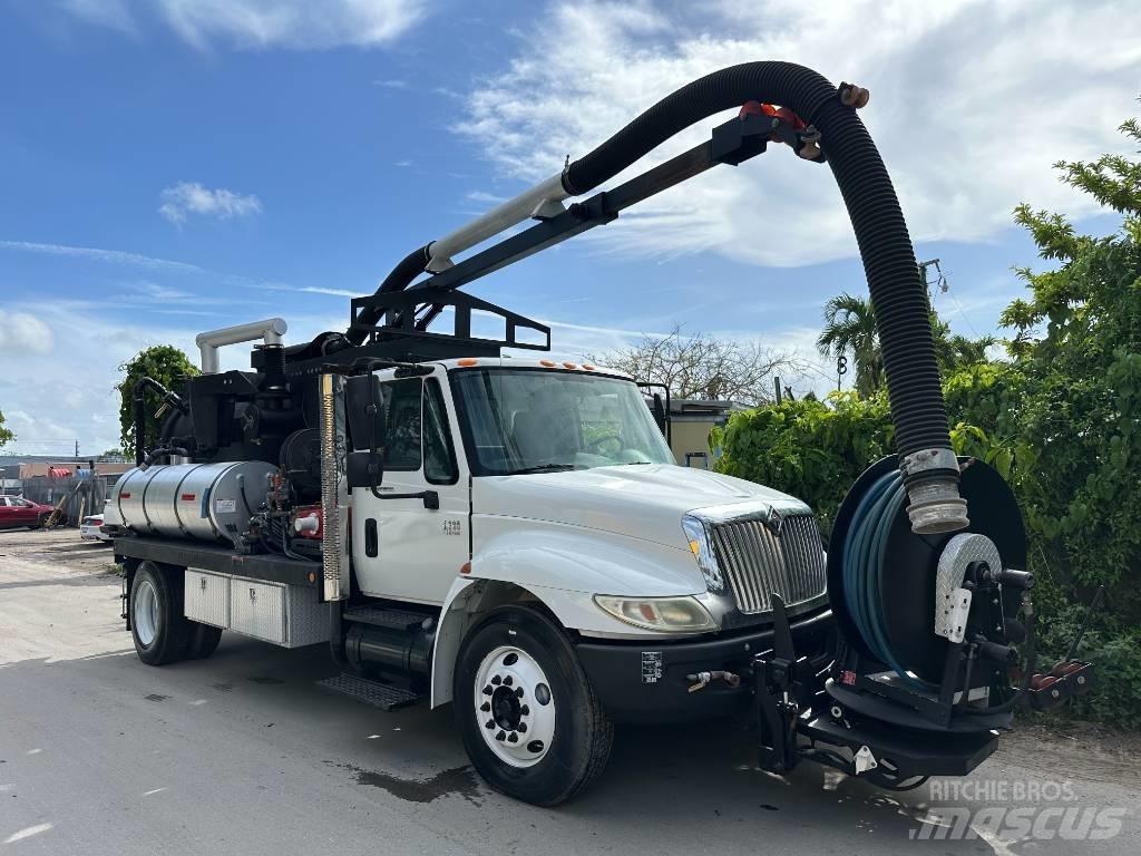 International 4300 コンバイン／バキュームトラック
