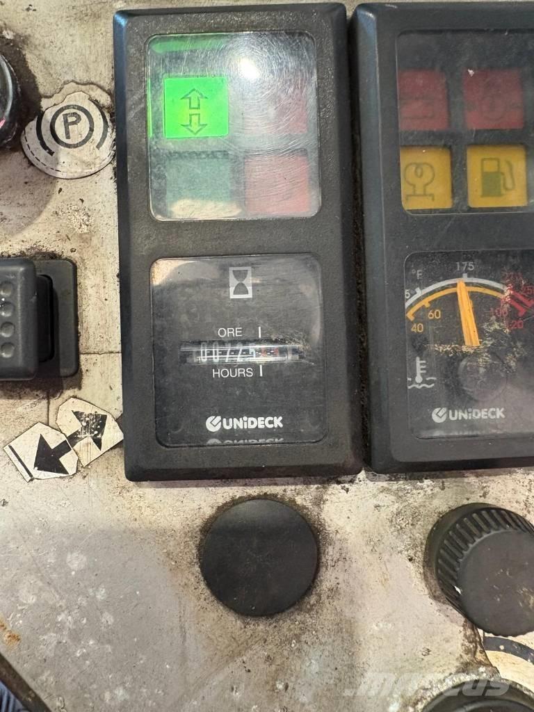 Combilift C 8000 全方向リーチ型フォークリフト