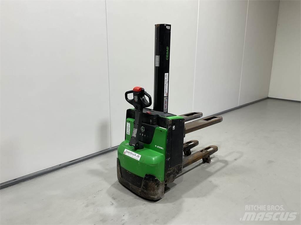 Cesab S208L 自走式スタッカー