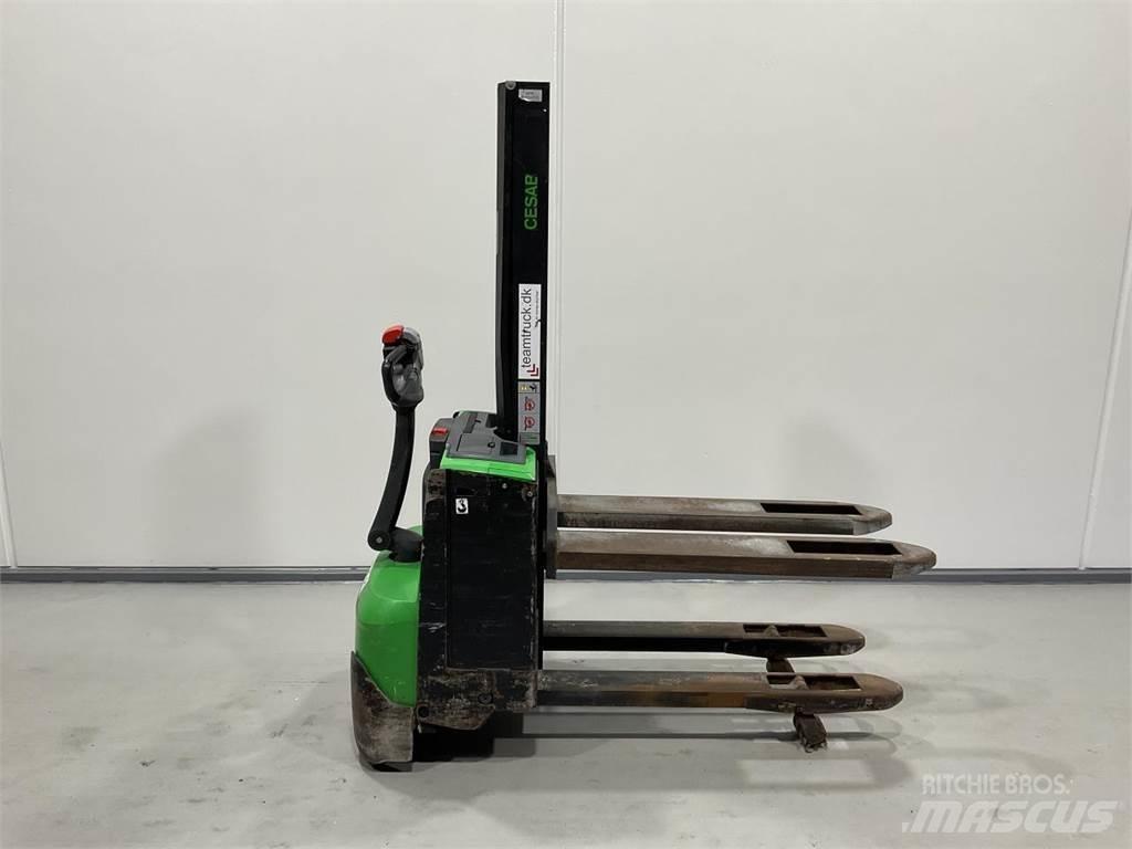 Cesab S208L 自走式スタッカー