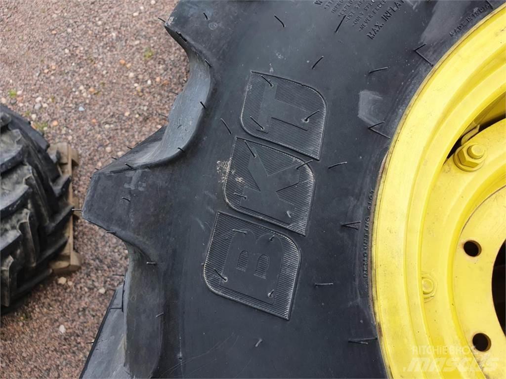 BKT 320/85R20 x2 タイヤ、ホイル、リム
