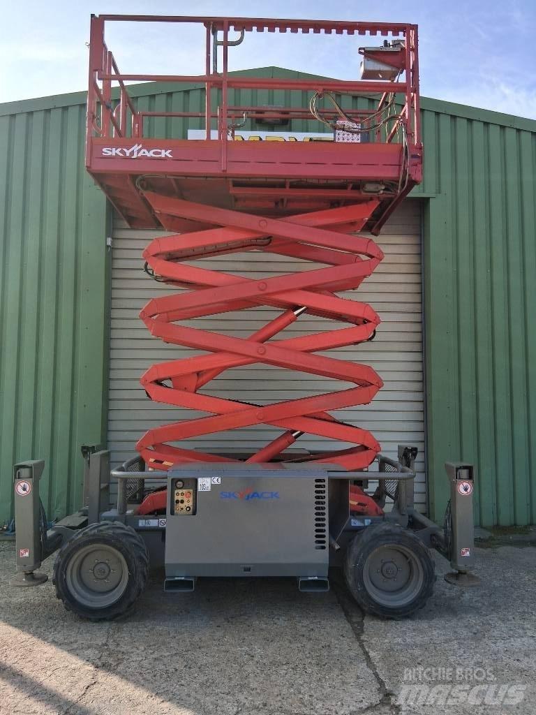 SkyJack SJ 6832 RT シザースリフト