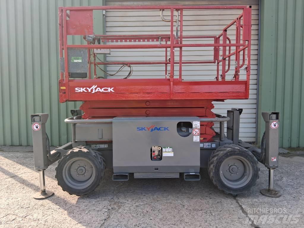 SkyJack SJ 6832 RT シザースリフト