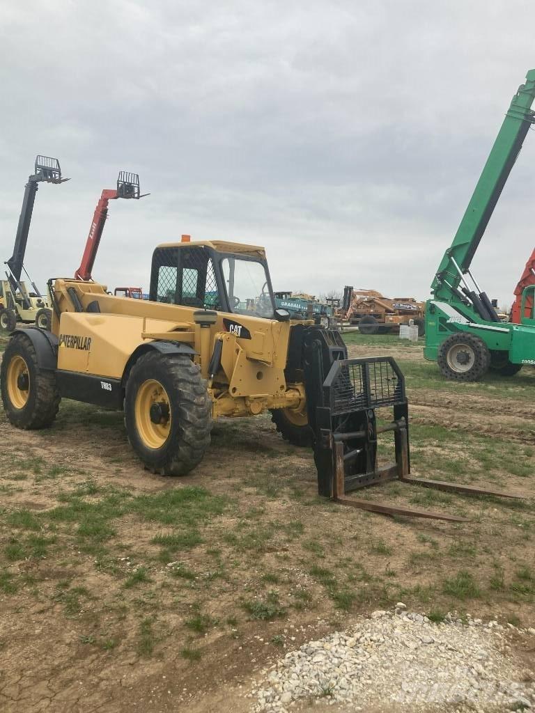 CAT TH83 テレスコーピックハンドラー