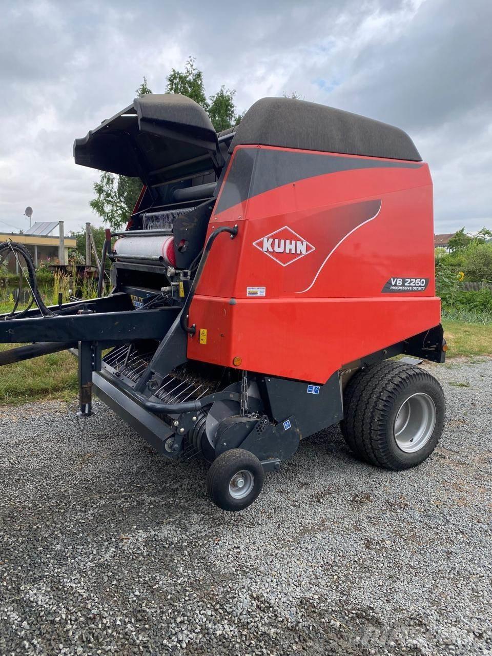 Kuhn VB 2260 ラウンドベーラー