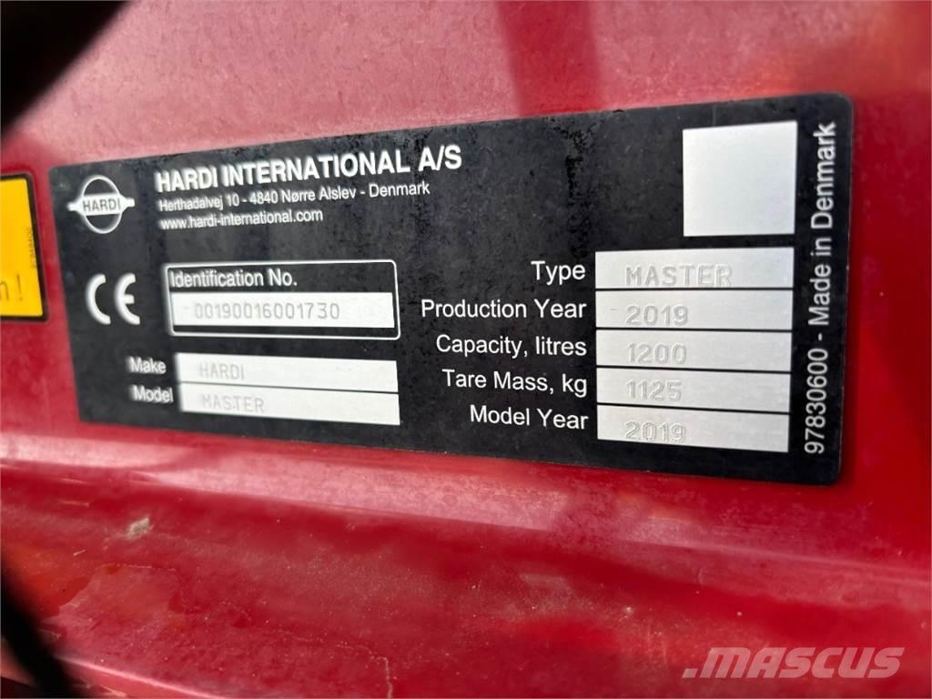 Hardi Master 1200 牽引型スプレイヤー