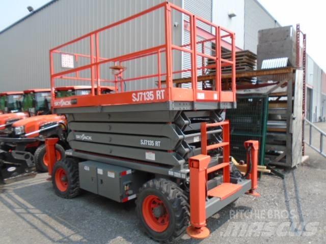SkyJack SJ 7135 RT シザースリフト
