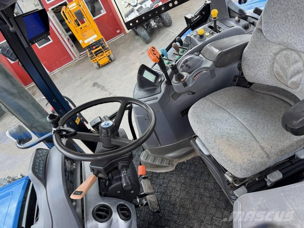 New Holland T7030 トラクター