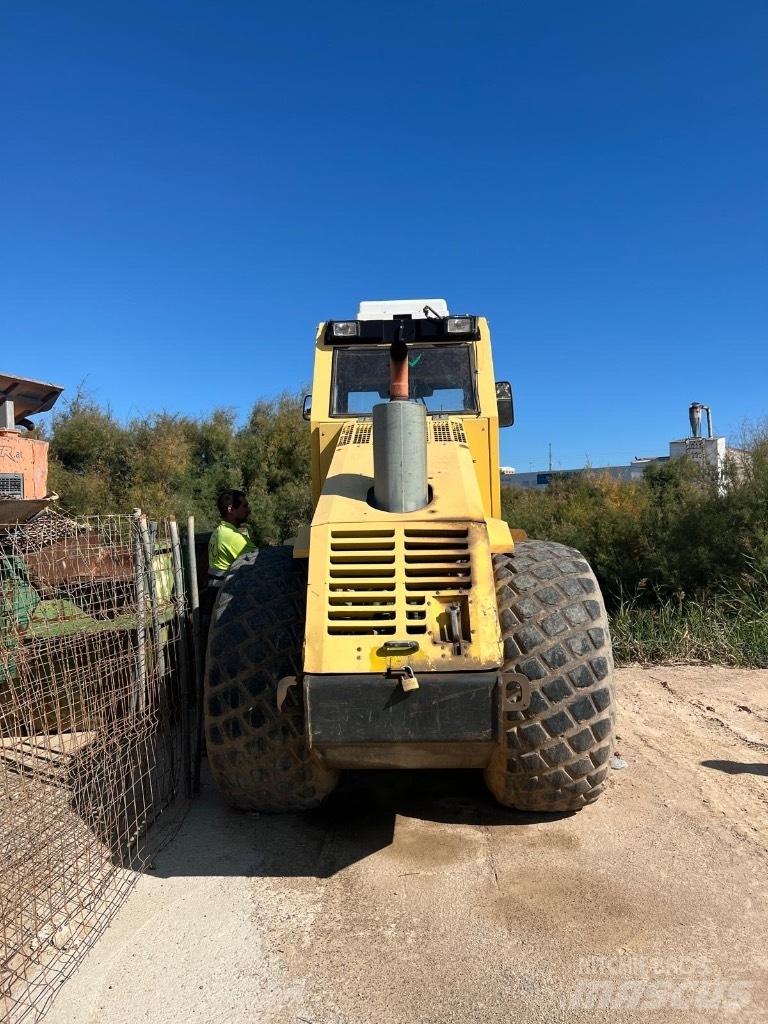 Bomag BW 211 D-3 振動ローラ