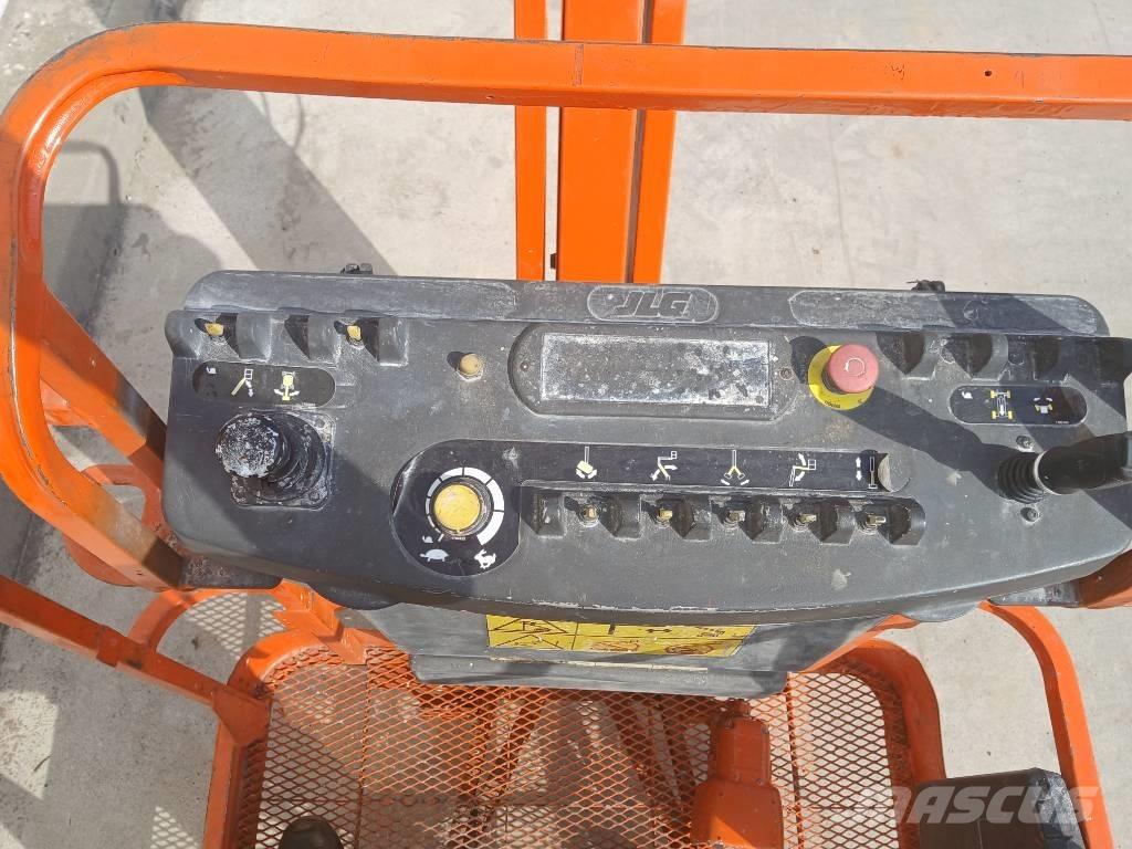 JLG E 300 AJ ブームリフト　屈伸型