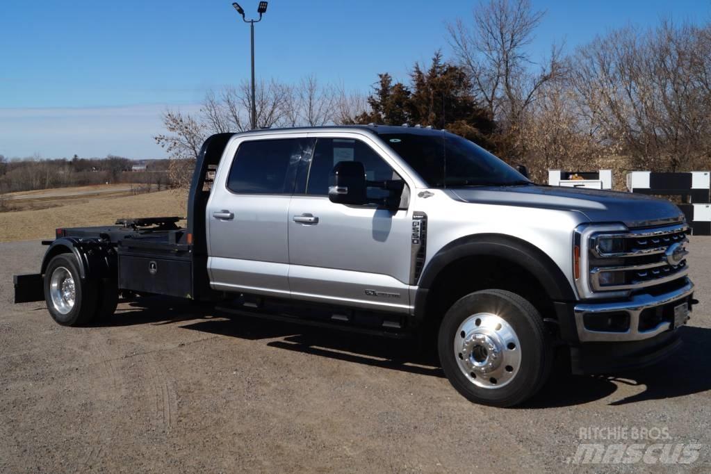 Ford F 550 SD Lariat キャブ付きシャーシ