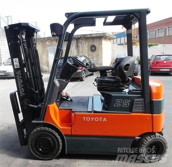 Toyota 7 FBMF 25 バッテリーフォークリフト