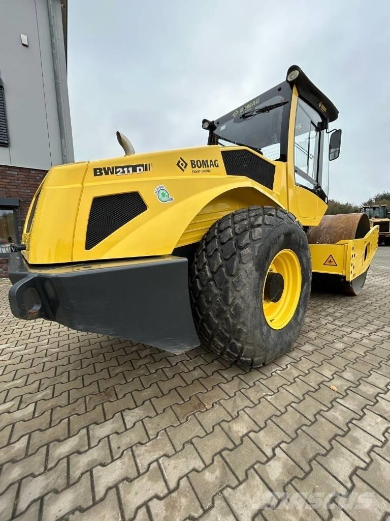 Bomag BW 211 D-5 振動ローラ