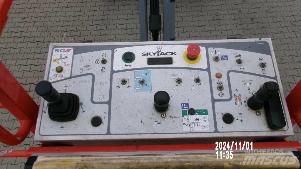 SkyJack SJ 51 AJ ブームリフト　屈伸型