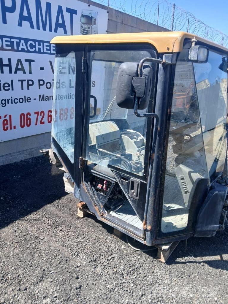 CAT 906 キャビン及び内装