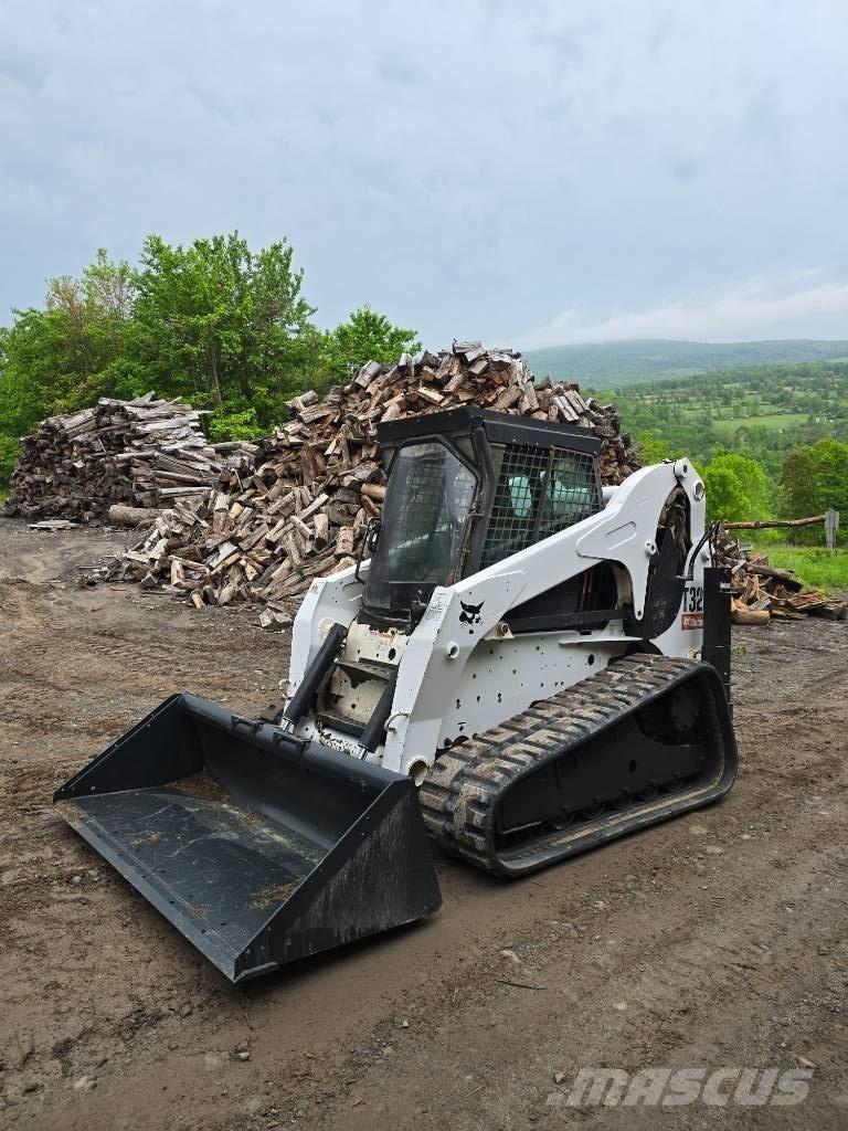 Bobcat T 320 スキッドステアローダー
