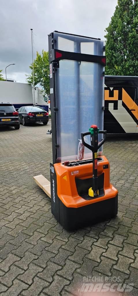 Doosan LSM 12 N ウォーキンフォークリフト