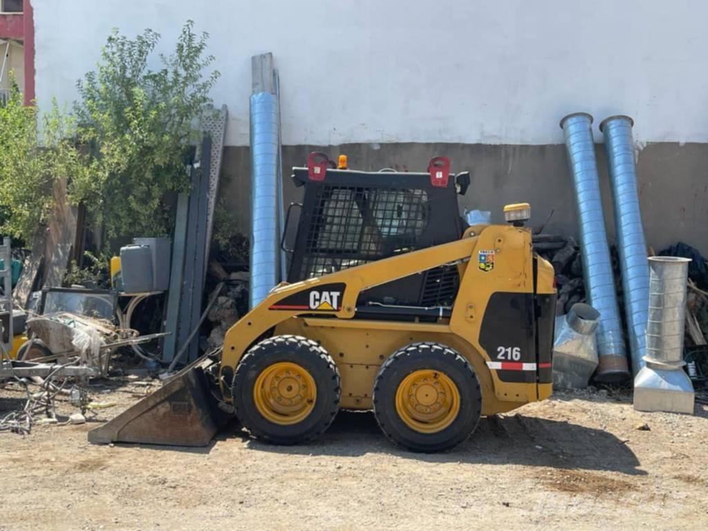 CAT 216 スキッドステアローダー