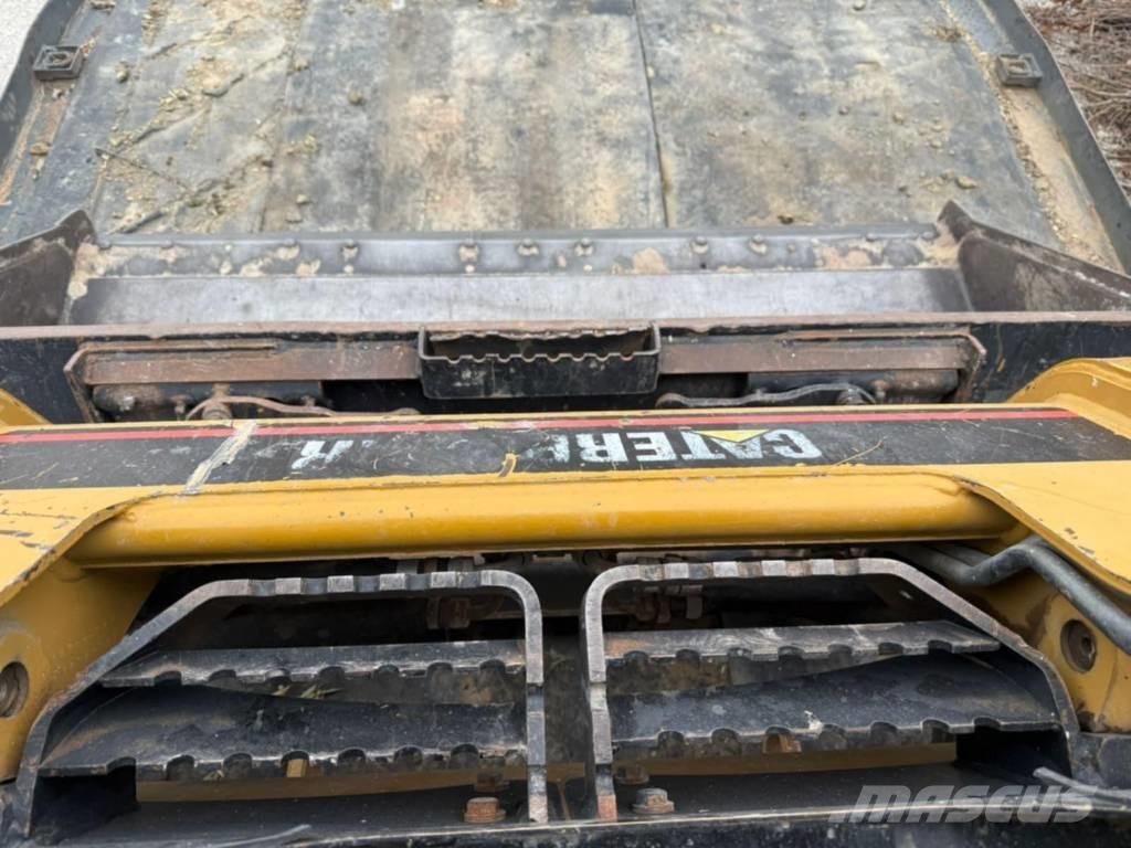 CAT 216 スキッドステアローダー