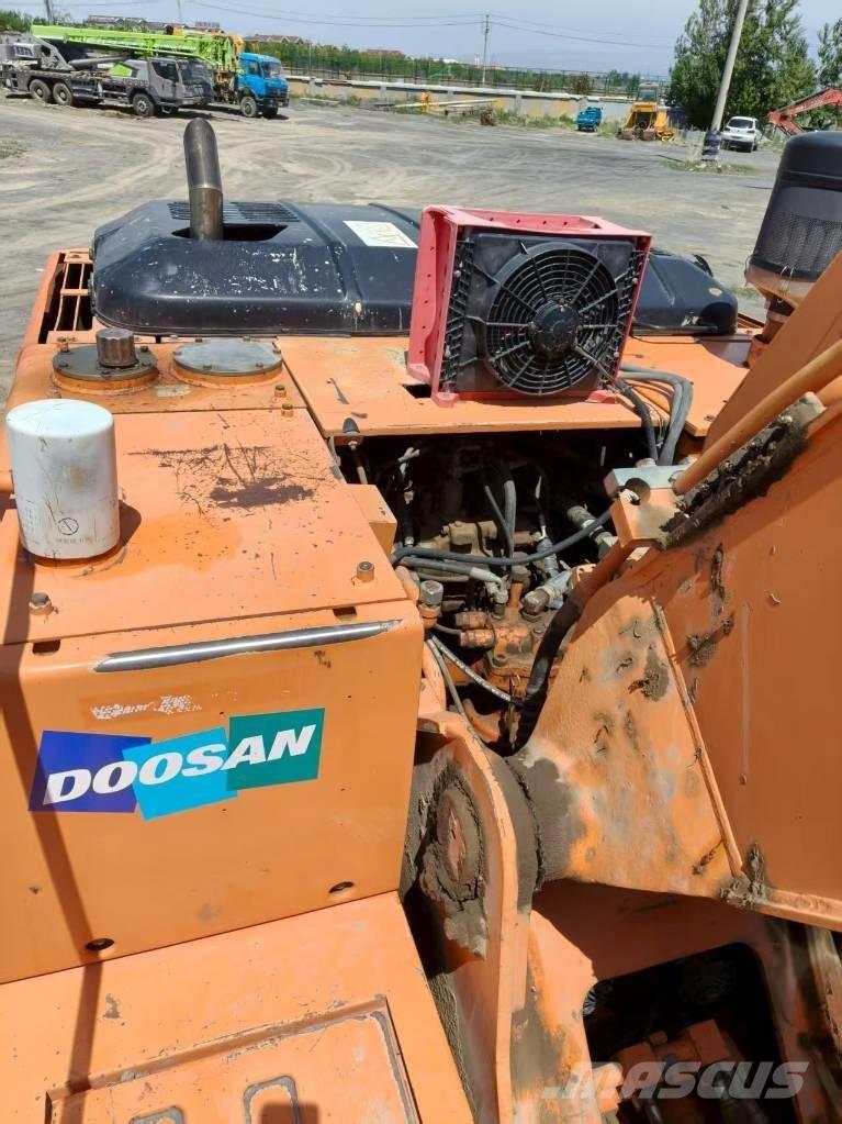Doosan DH210W-7 ホイール式油圧ショベル（パワーショベル・ユンボ・バックホー）