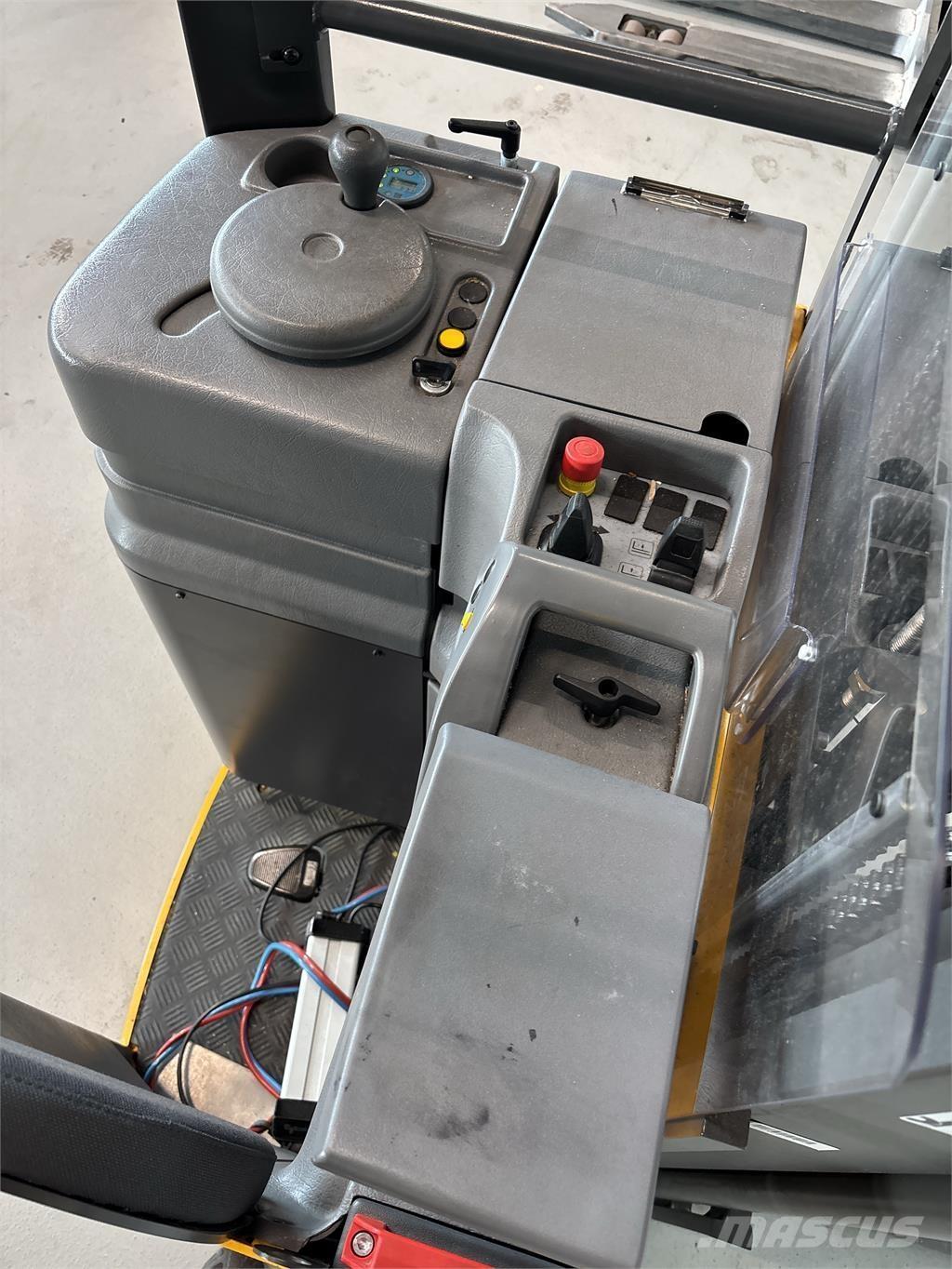 Atlet A160 自走式スタッカー