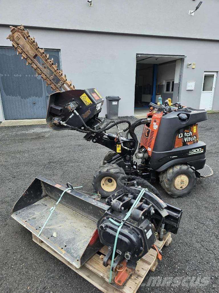 Ditch Witch R300 トレンチャー