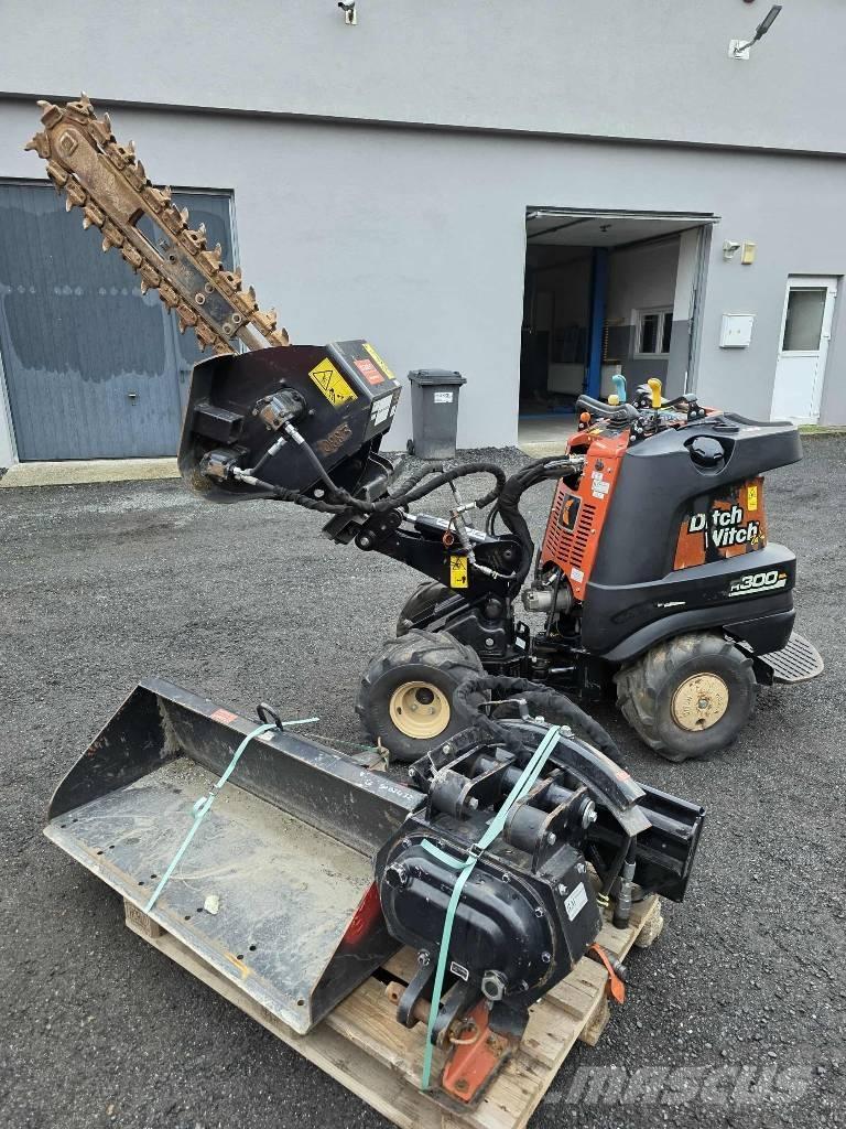 Ditch Witch R300 トレンチャー
