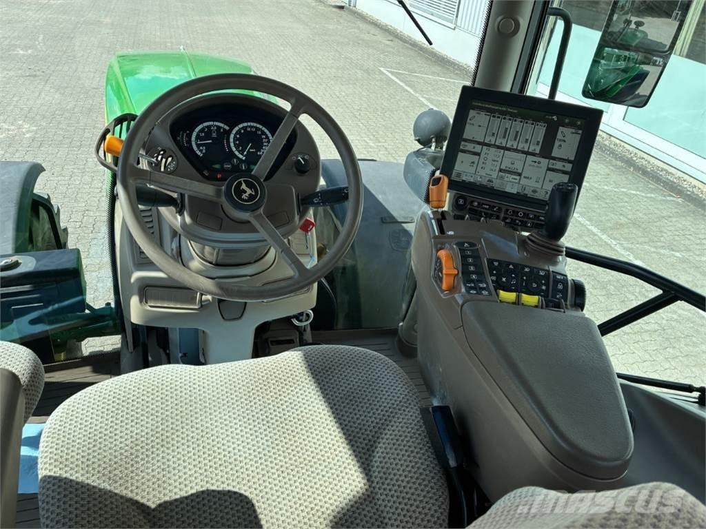 John Deere 6215 R トラクター