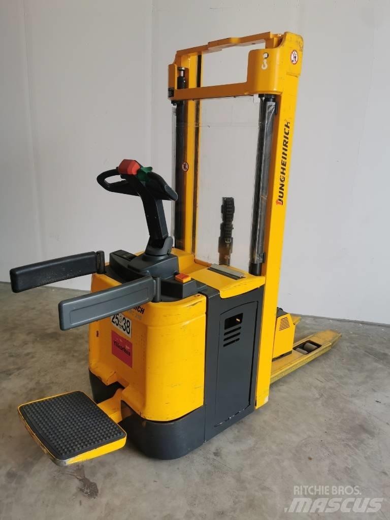 Jungheinrich ERC 214 自走式スタッカー
